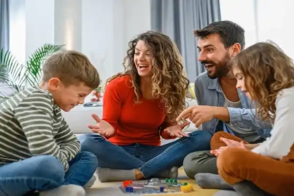 بردگیم‌ های خنده‌ دار؛ بازی‌ هایی که اشکتان را از خنده در می‌ آورند. بهترین بازی‌ های بامزه برای دورهمی و مهمانی.