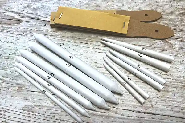 چطور در نقاشی با مداد سایه های مخملی ایجاد کنیم؟ در این مقاله، رازها و تکنیک های استفاده از محوکن، کاربردها در سبک هایپررئال