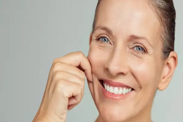 چهره یک زن با پوست صاف، شاداب و بدون چین و چروک؛ نماد تاثیر کلاژن بر جوانی پوست.