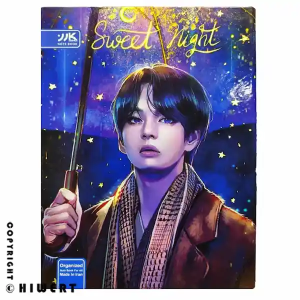 خرید کلاسور ۲۶ حلقه نیک طرح تهیونگ (V) از گروه BTS. دفتر کلاسوری سبک با قفل پلاستیکی مقاوم، جلد سخت و طراحی داخلی.