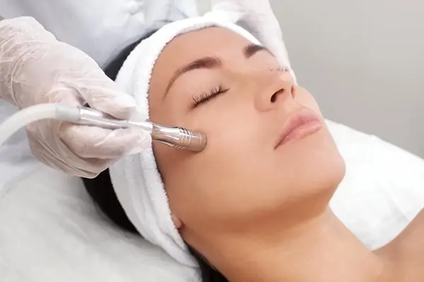 میکرودرم ابریژن تخصصی در کلینیک؛ روشی کم‌ تهاجمی برای جوانسازی، پاکسازی و بهبود بافت پوست صورت و بدن.