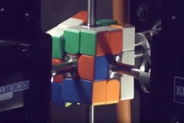 ربات Purdubik's Cube دانشگاه پردو در حال حل مکعب روبیک با سرعت باورنکردنی؛ رکورد جدید گینس.