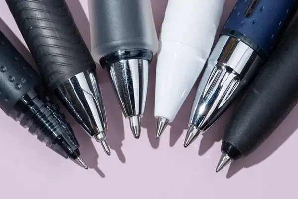 تفاوت روان نویس نوک نمدی و نوک فلزی چیست؟ در این مقاله از وبلاگ های ورت مزایا، معایب و کاربرد هرکدام را مقایسه کردیم