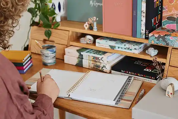 آیا می دانستید خرید یک خودکار ساده میتواند سطح دوپامین مغز را بالا ببرد؟ بررسی علمی و نوستالژیک لذت خرید لوازم تحریر برای کودکان و بزرگسالان