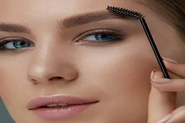 آموزش صابون ابرو (Soap Brows)؛ نمای نزدیک از ابرو های لیفت شده، پرپشت و کرکی با استایل لمینت خانگی.