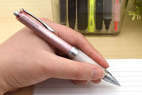 آیا چپ‌ دست هستید و با لکه شدن جوهر یا سختی برش با قیچی مشکل دارید؟ در این مقاله جامع، بهترین لوازم تحریر مخصوص چپ‌ دست‌ ها