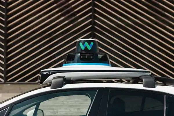 مقایسه گرافیکی بین دستیار هوشمند وایمو (Gemini) و دستیار تسلا (Grok) و تفاوت ویژگی‌ های آنها.