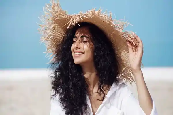 موی آسیب دیده و خشک شده زیر نور شدید آفتاب تابستان؛ نیاز به مراقبت ویژه برای جلوگیری از شکنندگی | های ورت.